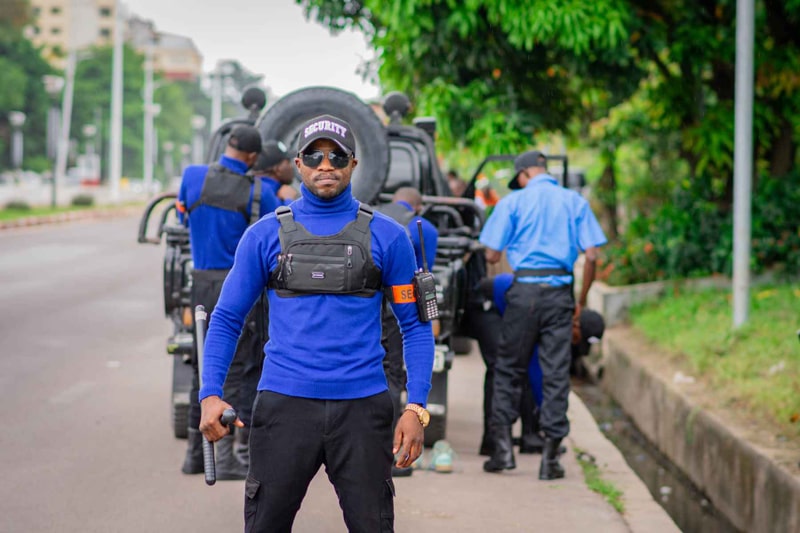 Agent de gardiennage GSS en patrouille mobile à Kinshasa