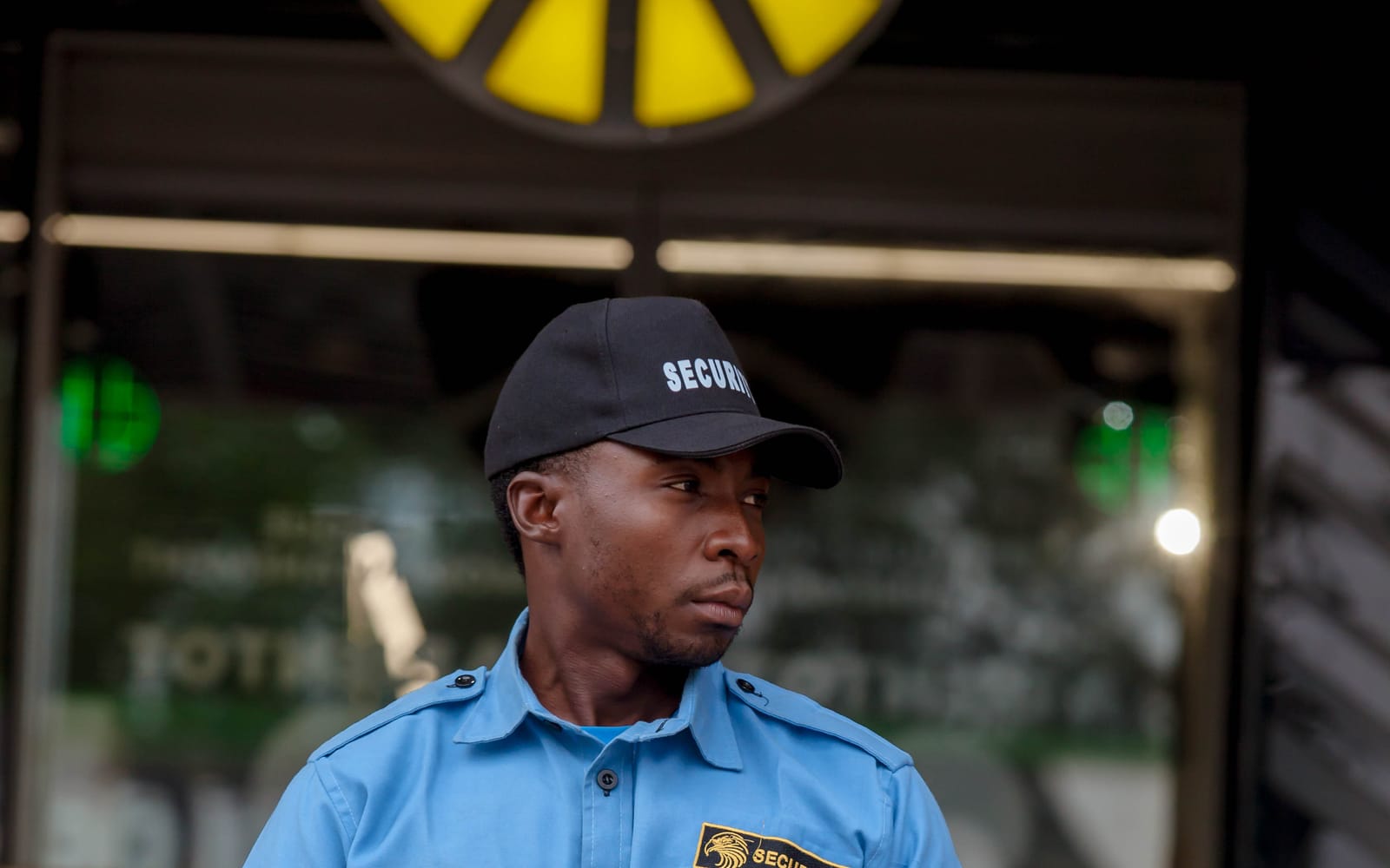 Gardien GSS à l'entrée d'une résidence privée à Kinshasa